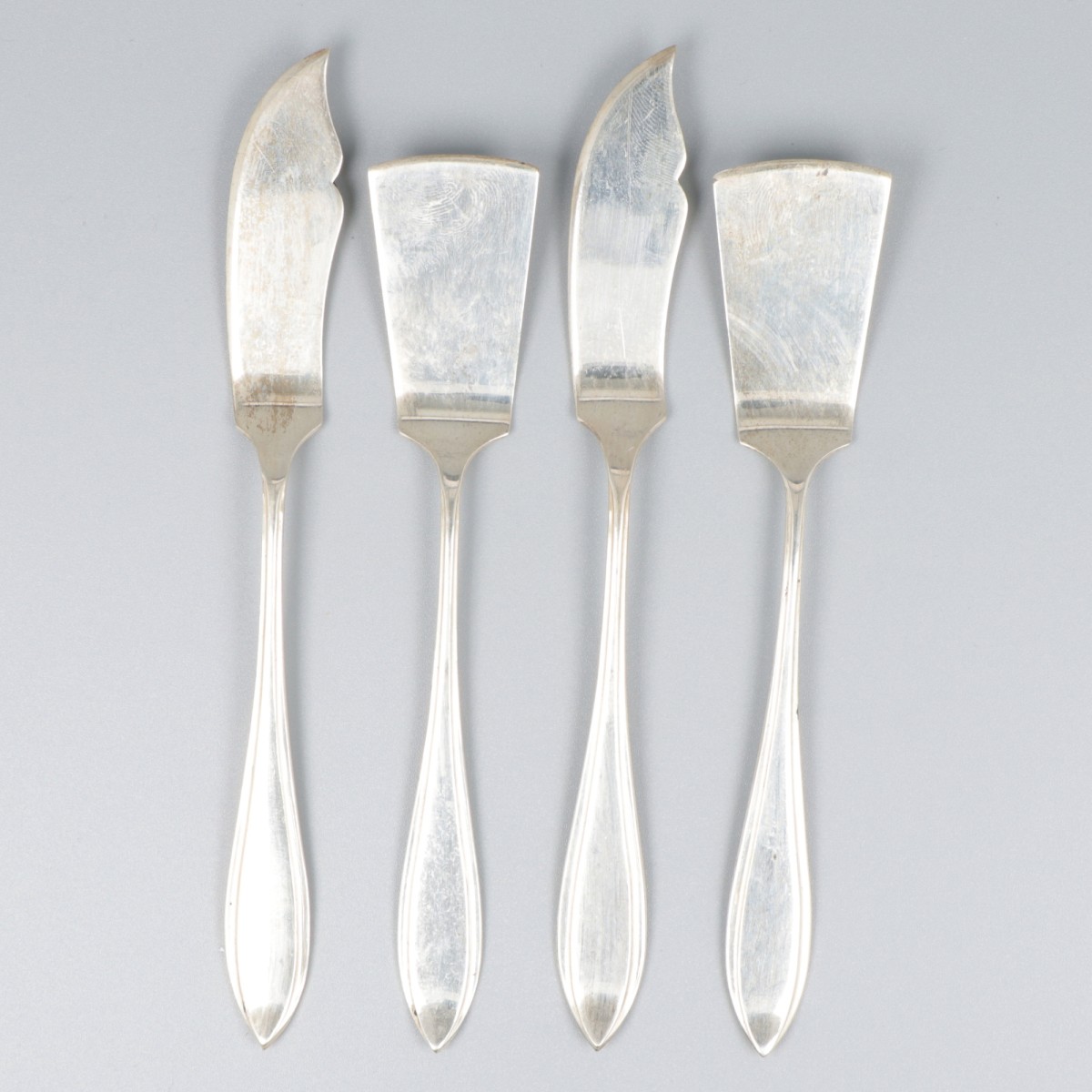 4-delig lot botermesjes & kaasstekers zilver.