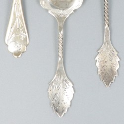 4-delig lot suikerschepjes zilver.