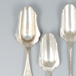 4-delig lot suikerschepjes zilver.