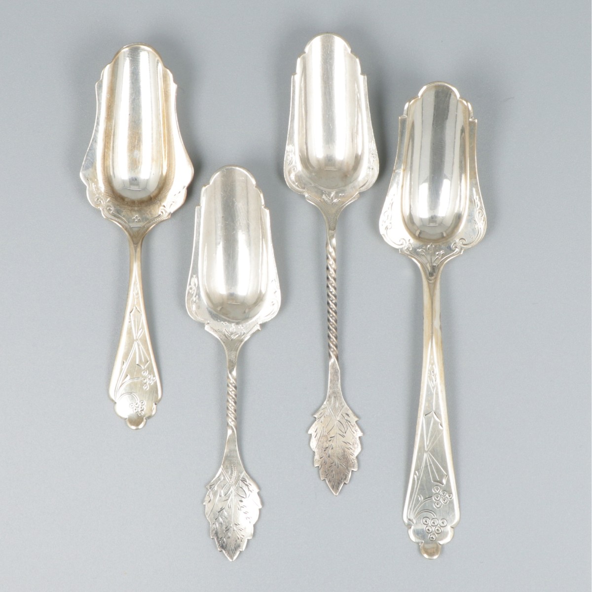 4-delig lot suikerschepjes zilver.
