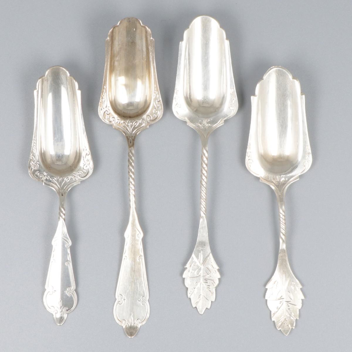 4-delig lot suikerschepjes zilver.