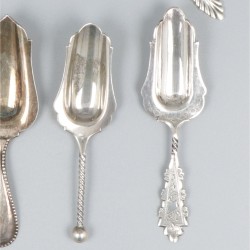 8-delig lot suikerschepjes en theeduimen zilver.