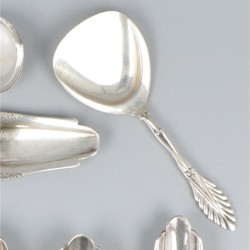 8-delig lot suikerschepjes en theeduimen zilver.