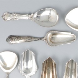 8-delig lot suikerschepjes en theeduimen zilver.
