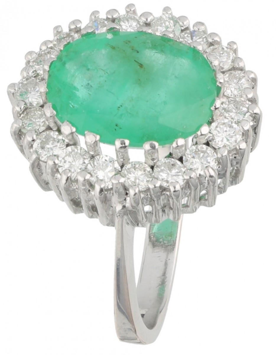 Witgouden cocktail rozetring, met ca. 0.90 ct. diamant en natuurlijke smaragd - 18 kt.