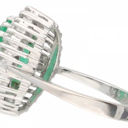 Witgouden cocktail rozetring, met ca. 0.90 ct. diamant en natuurlijke smaragd - 18 kt.