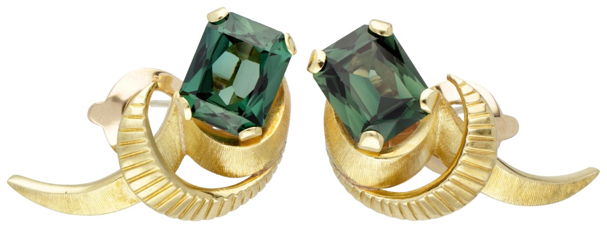 14 kt. Geelgouden cocktail oorbellen bezet met ca. 13.28 ct. synthetische groene spinel.