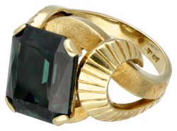 14 kt. Geelgouden cocktailring bezet met ca. 11.86 ct. synthetische groene spinel.