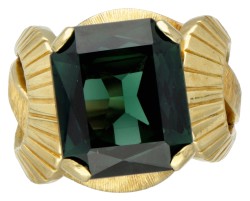 14 kt. Geelgouden cocktailring bezet met ca. 11.86 ct. synthetische groene spinel.