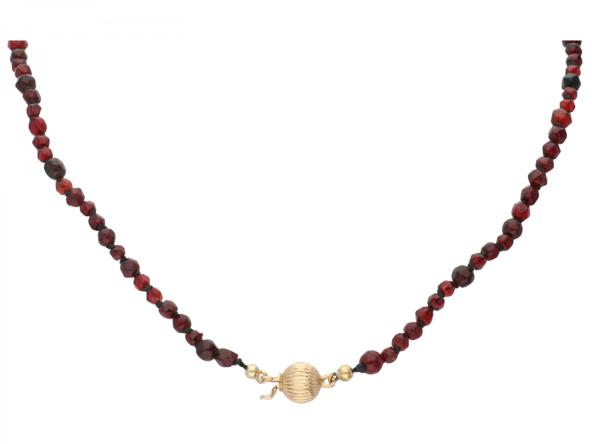 Granaten collier met een geelgouden sluiting - 14 kt.