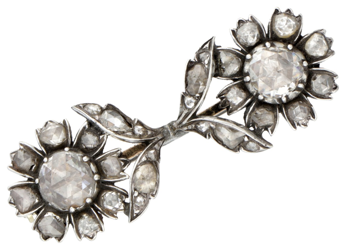 14 kt. Geelgouden/sterling zilveren bloemen broche bezet met roos geslepen diamanten.