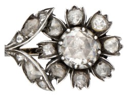 14 kt. Geelgouden/sterling zilveren bloemen broche bezet met roos geslepen diamanten.
