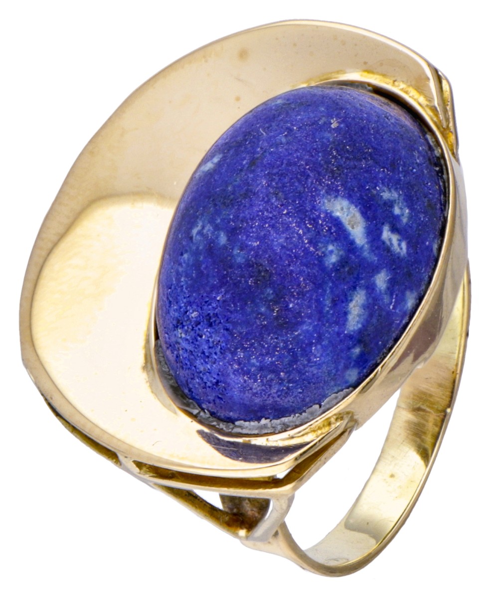 14 kt. Geelgouden ring bezet met ca. 13.06 ct. lapis lazuli.