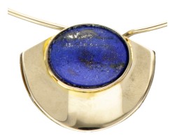 14 kt. Geelgouden spangcollier bezet met ca. 8.59 ct. lapis lazuli.