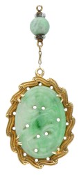 14 kt. Geelgouden collier en hanger met gesneden jade voorstellende een vogel op een tak.