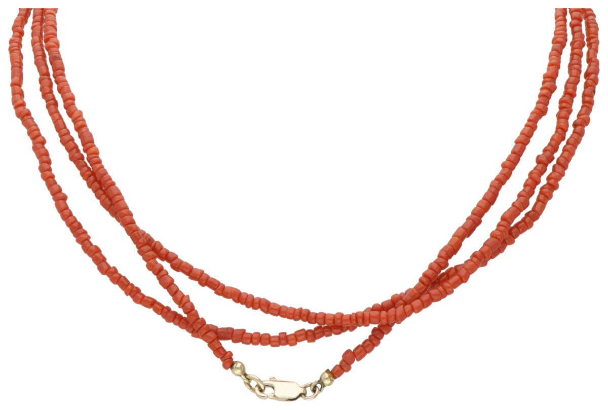 Enkele streng bloedkoralencollier met een BWG 10 kt. geelgouden sluiting.