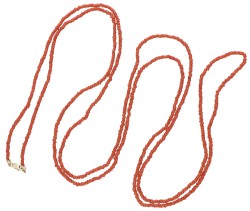 Enkele streng bloedkoralencollier met een BWG 10 kt. geelgouden sluiting.