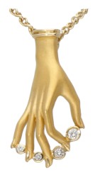 18 kt. Geelgouden Carrera y Carrera 'Las Manos' collier met hanger bezet met ca. 0.06 ct. diamant.