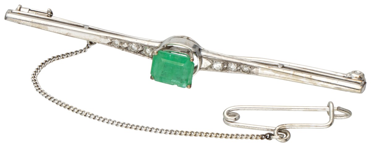 Vintage 14 kt. witgouden staafbroche bezet met ca. 0.07 ct. diamant en ca. 0.85 ct. smaragd.