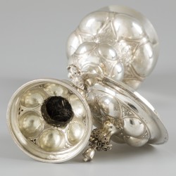 Pronkbeker / ananasbeker (Hanau, Duitsland, J.D. Schleissner & Söhne, circa 1820-30) zilver.