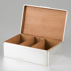 Sigaren-presenteerdoos zilver.