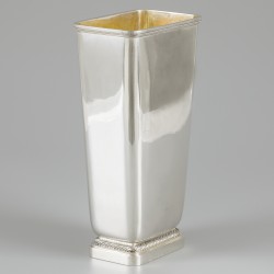 Bloemen /pronkvaas zilver.