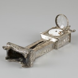 Miniatuur staand horloge zilver.