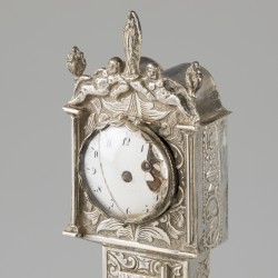 Miniatuur staand horloge zilver.