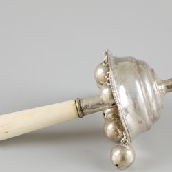 Rammelaar zilver.