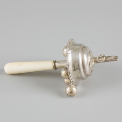 Rammelaar zilver.