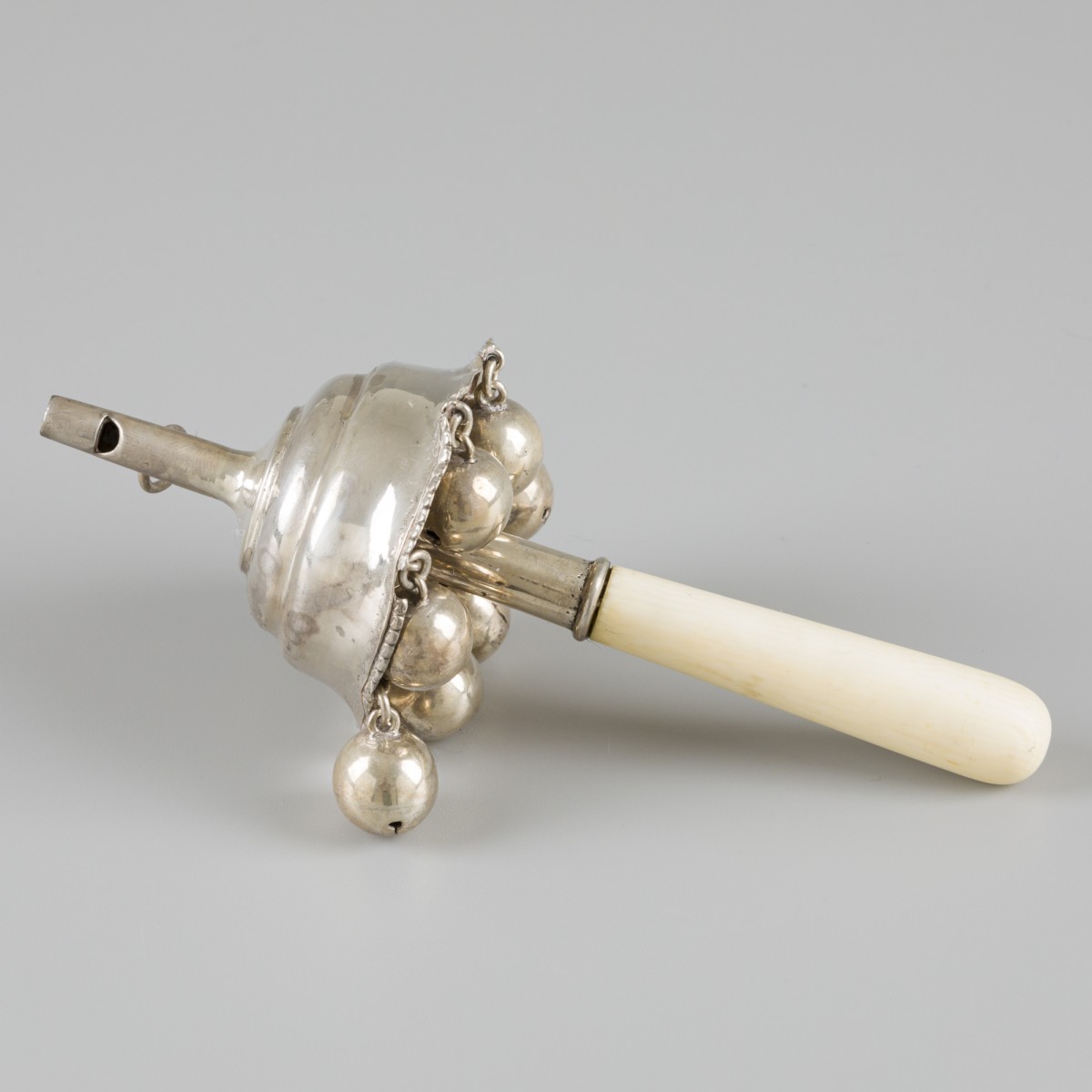 Rammelaar zilver.