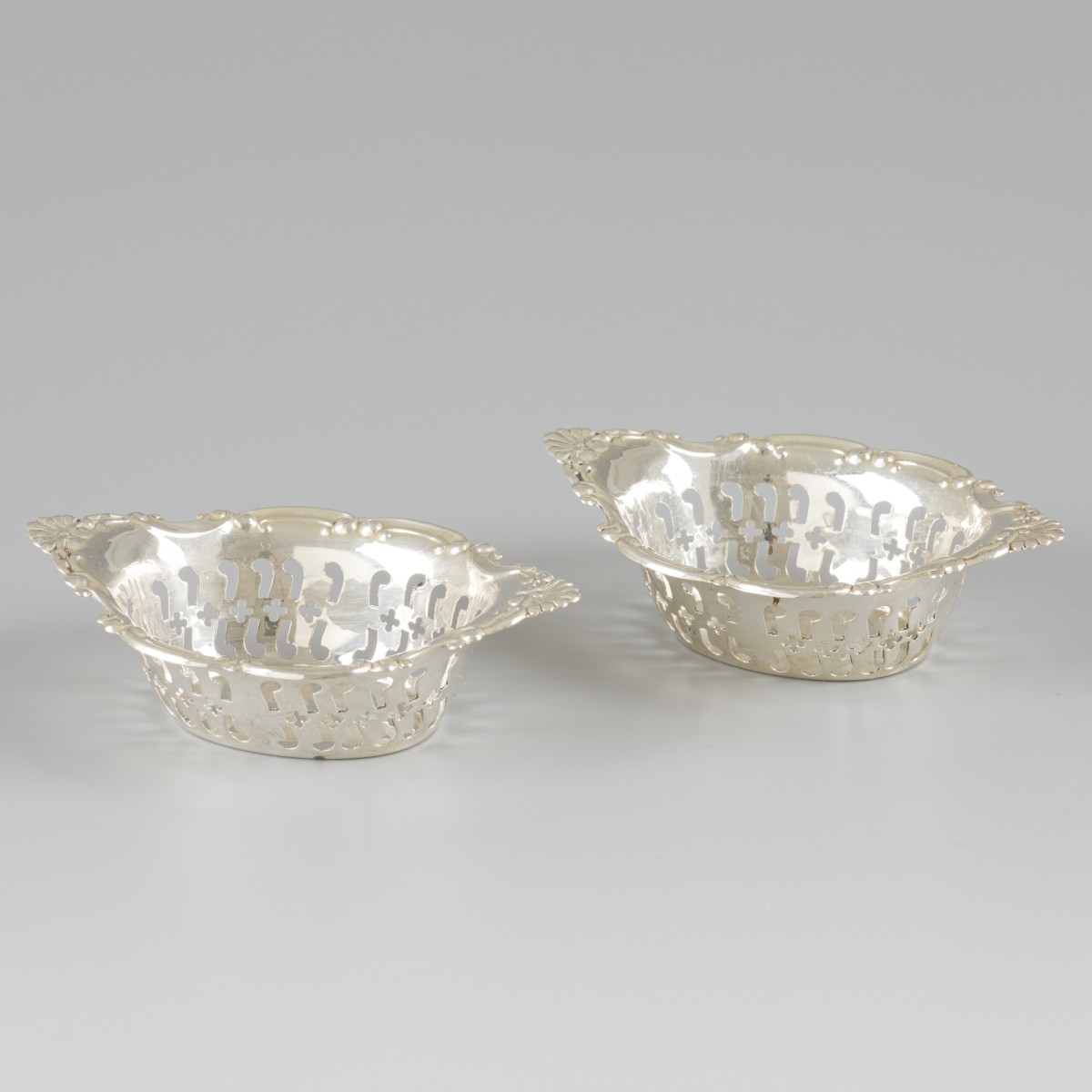 2-delige set pastillemandjes zilver.