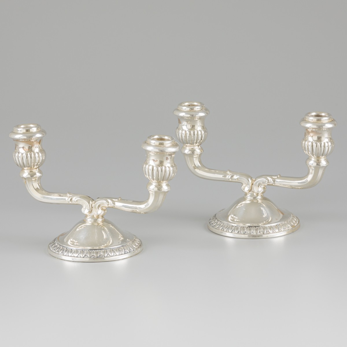 2-delige set tafelkandelaars zilver.