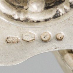 Miniatuur Romeinse strijdkar (biga) met wagenmenner zilver.
