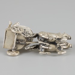 Miniatuur Romeinse strijdkar (biga) met wagenmenner zilver.