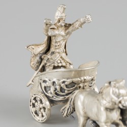 Miniatuur Romeinse strijdkar (biga) met wagenmenner zilver.