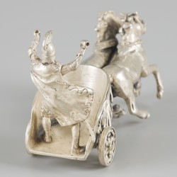 Miniatuur Romeinse strijdkar (biga) met wagenmenner zilver.