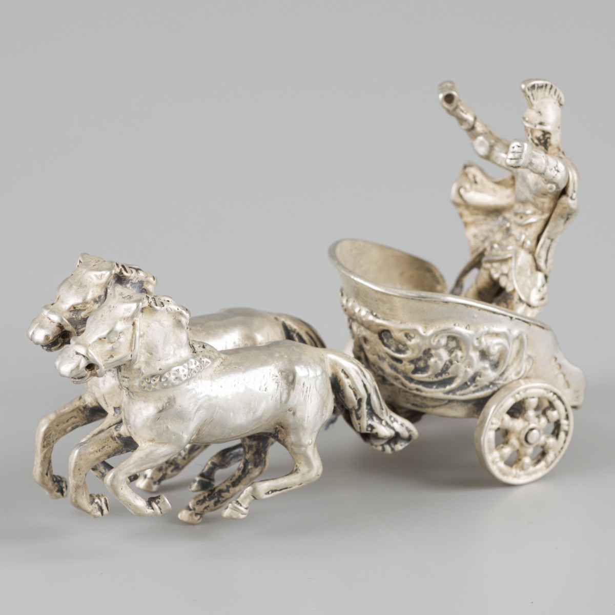 Miniatuur Romeinse strijdkar (biga) met wagenmenner zilver.