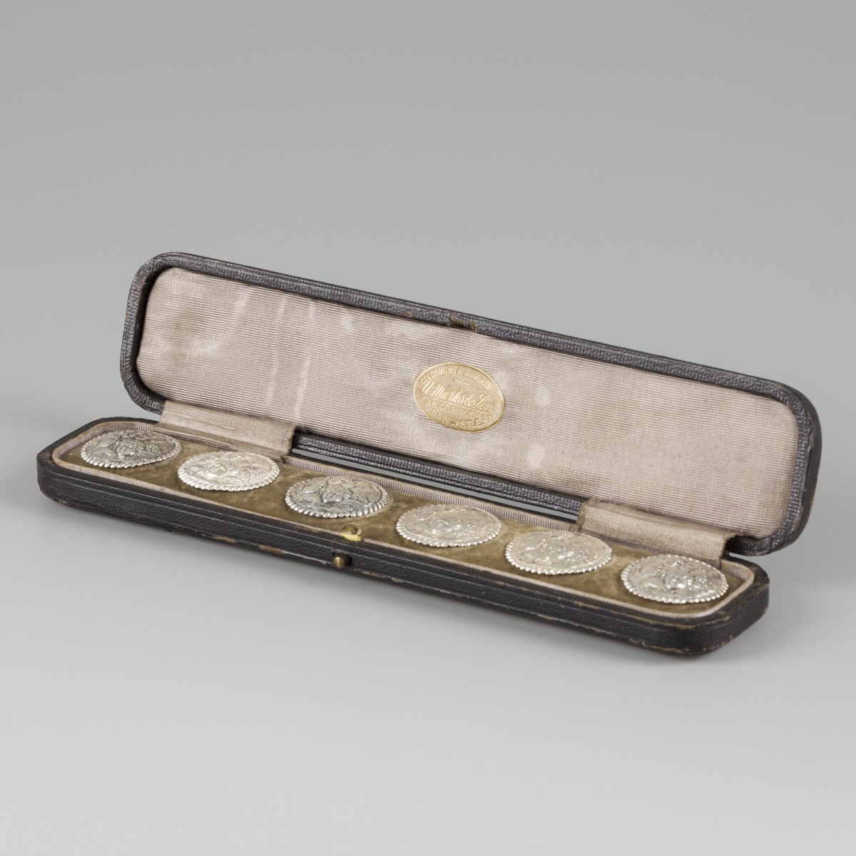 6-delige set knopen zilver.