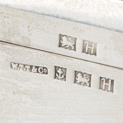Tabaksdoos op poten zilver.