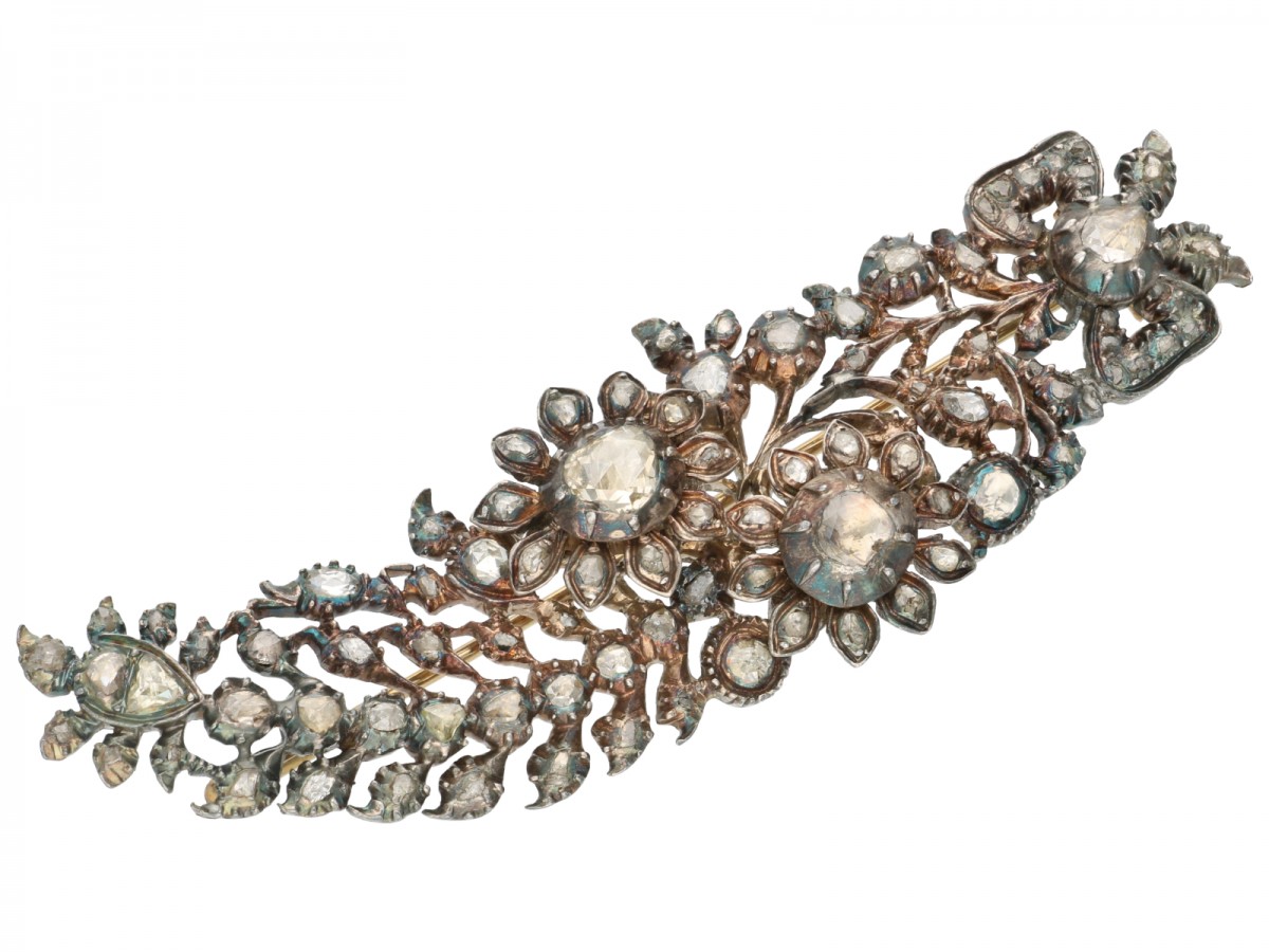 Zilveren antieke open gewerkte broche, met ca. 83 diamanten - 833/1000.