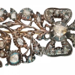 Zilveren antieke open gewerkte broche, met ca. 83 diamanten - 833/1000.