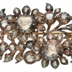 Zilveren antieke open gewerkte broche, met ca. 83 diamanten - 833/1000.
