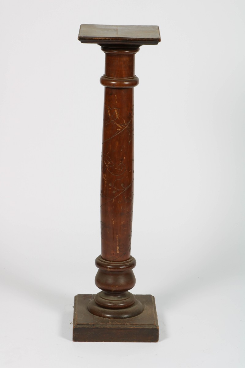 Een houten piëdestal, snijwerk bladranken, vroeg 20e eeuw.