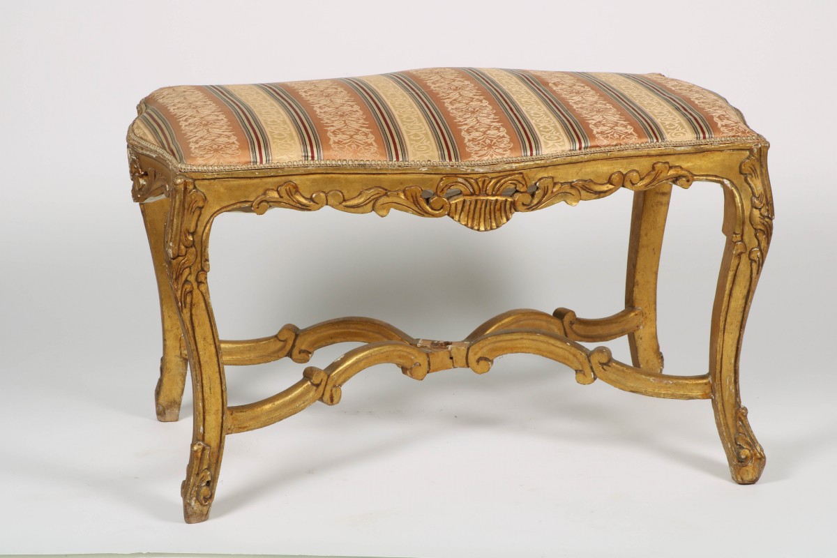 Een verguld houten rococo-stijl bankje, ca. 1880.