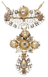 Georgische Belgische 14 kt. geelgouden kruisvormige hanger / broche 'a la Jeannette' bezet met roosgeslepen diamant.