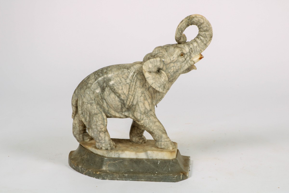 Een marmeren sculptuur van een olifant, jaren '20.