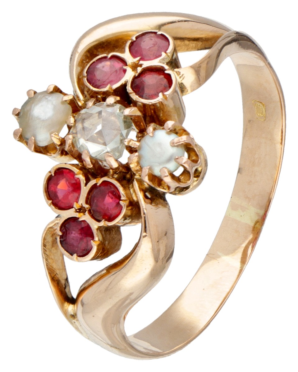 14 kt. Roségouden antieke ring bezet met diamant, parels en granaat-topdoubletten.
