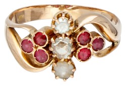 14 kt. Roségouden antieke ring bezet met diamant, parels en granaat-topdoubletten.