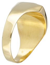 18 kt. Geelgouden vintage ring bezet met ca. 0.82 ct. bloedkoraal.